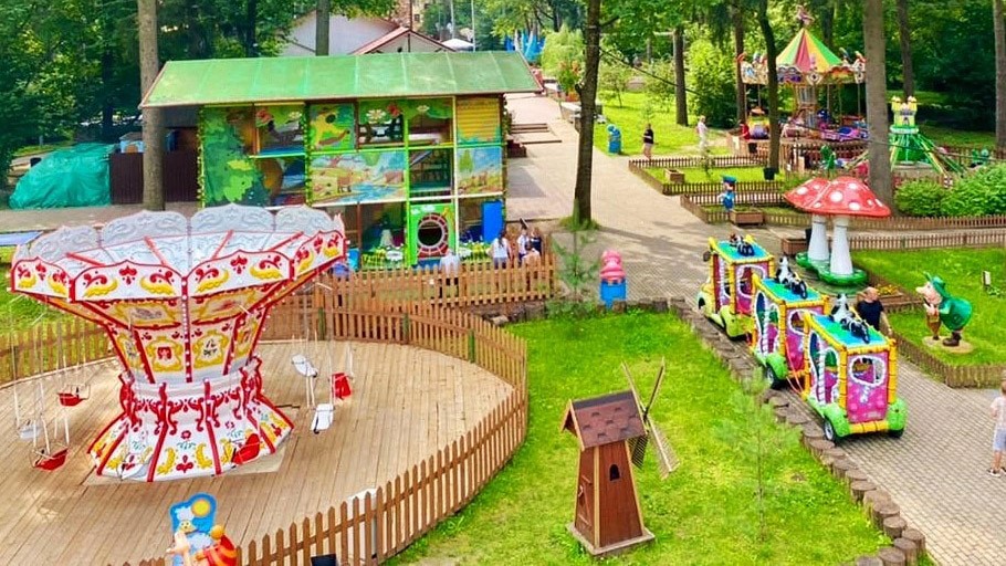 Парк развлечений в городском парке
