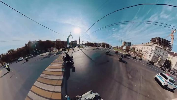 В Астраханской области более 800 участников завершили мотосезон колонной по улицам города — Астрахань Сейчас