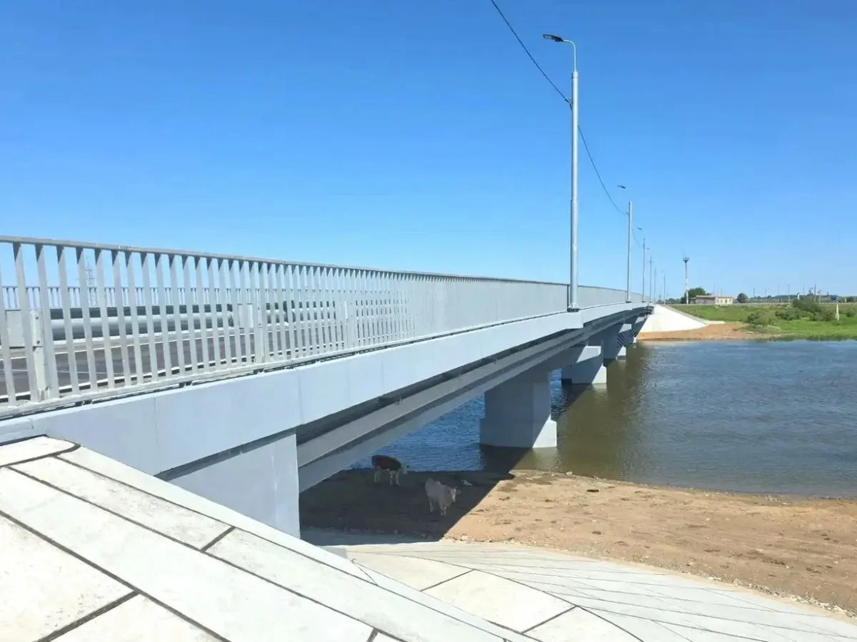 В Икрянинском районе капитально отремонтировали мост через реку Подстепка
