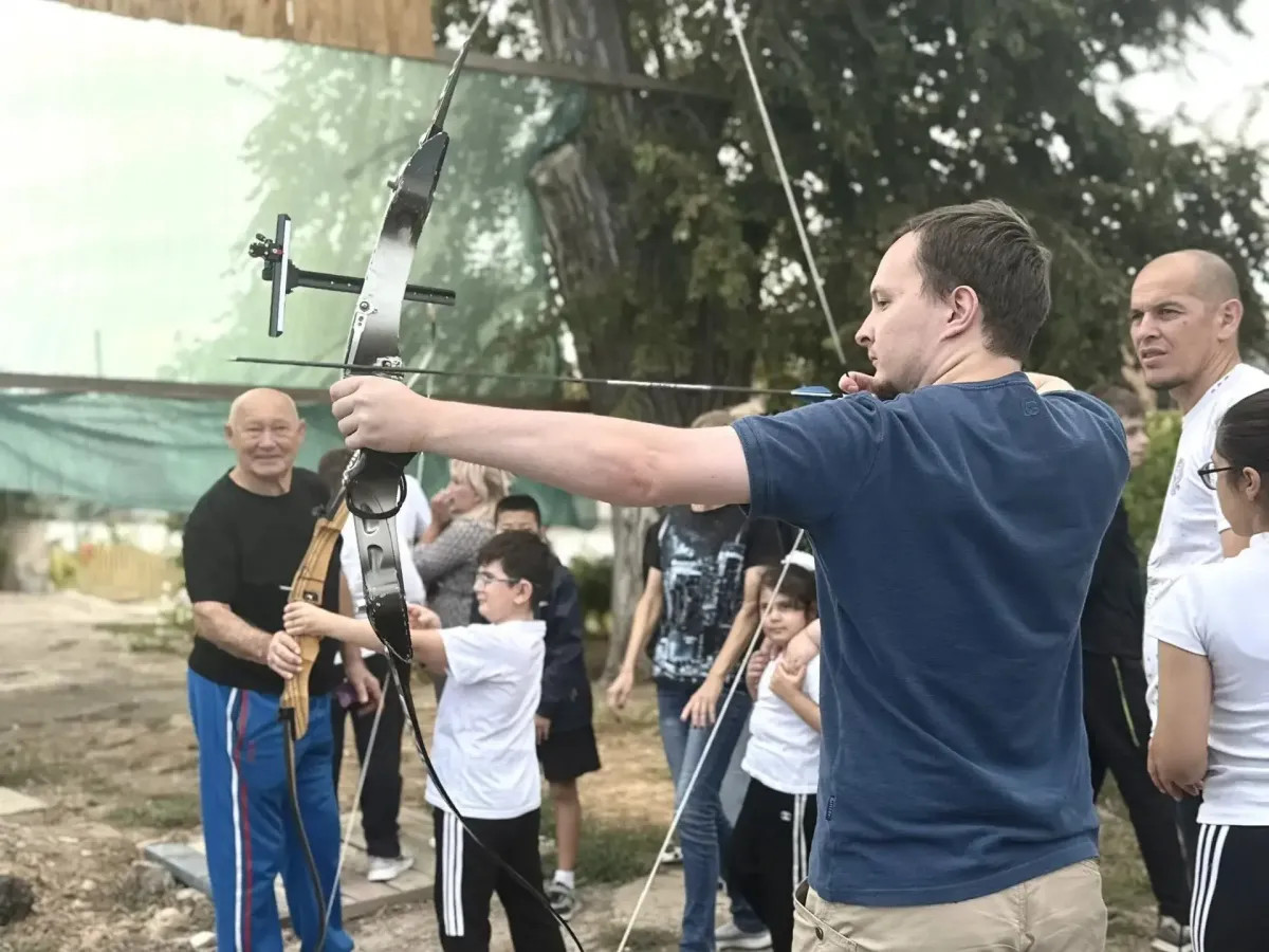 В Астрахани прошёл мастер-класс по стрельбе из лука для ветеранов и участников СВО