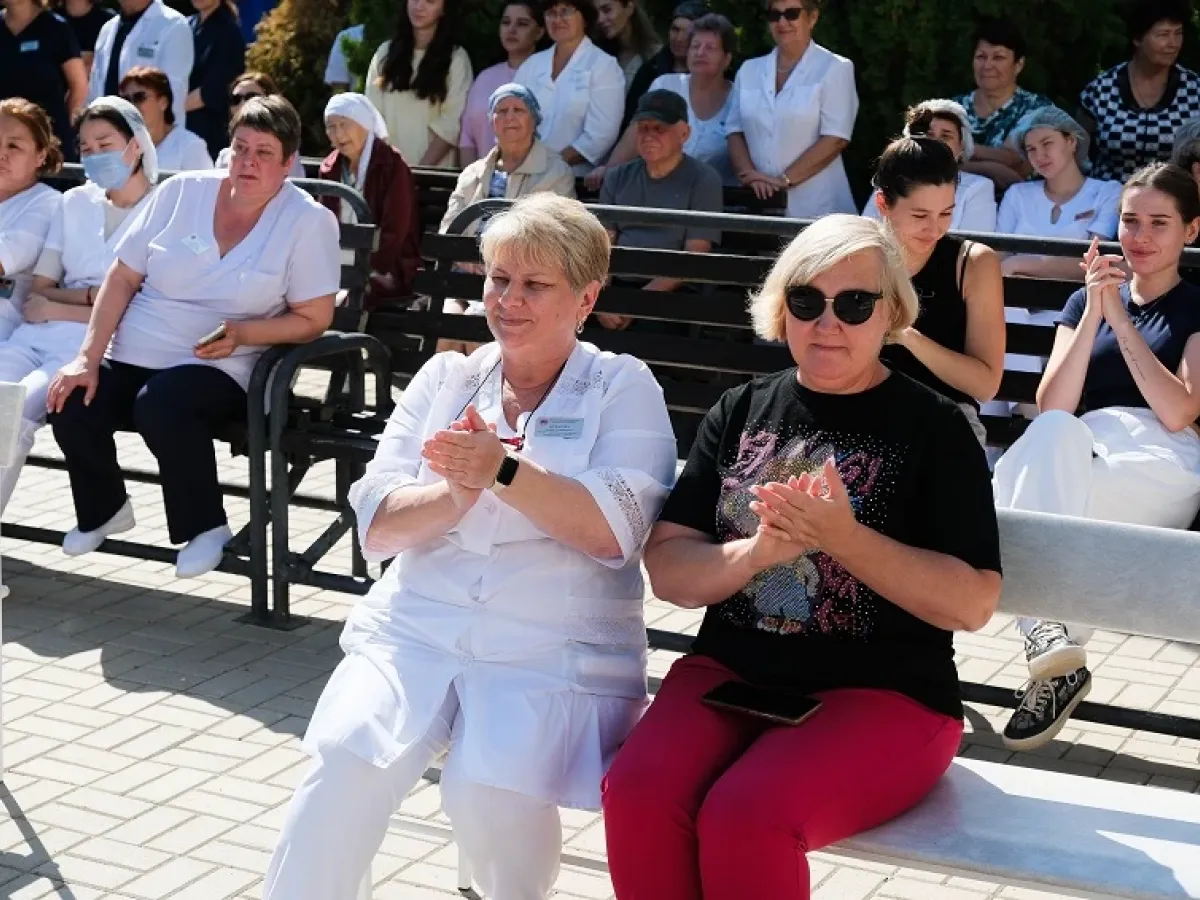 В онкодиспансере Астрахани прошли концерт и выставка в рамках проекта «Культурное долголетие»