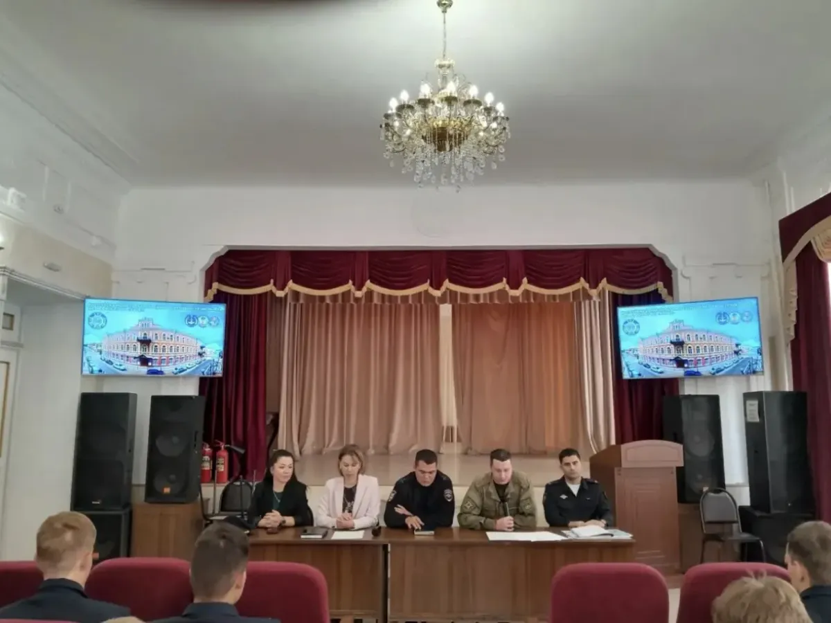 Полицейские провели со студентами беседу о правонарушениях и кибербезопасности