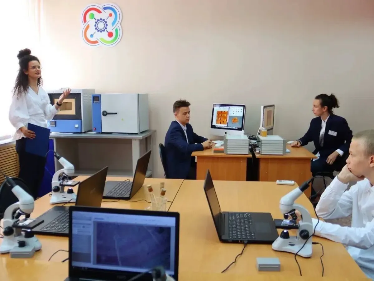 Губернатор Астраханской области поздравил педагогов с Днём учителя