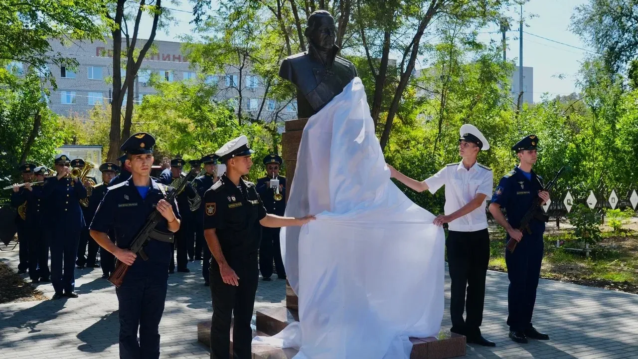 В Астрахани открыли памятник Фёдору Ушакову — Астрахань Сейчас