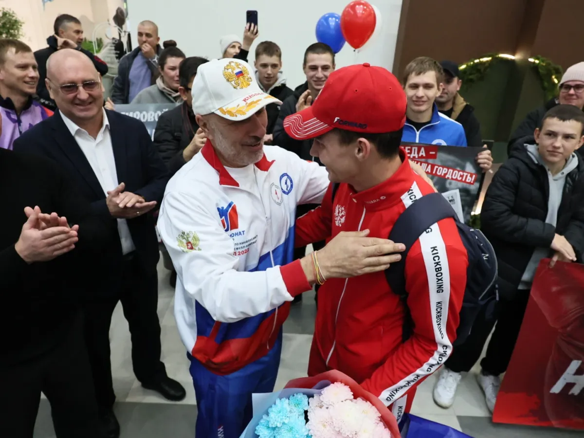 В Барнауле встретили чемпионов мира по кикбоксингу Михаила Якушева и Ксению Левину