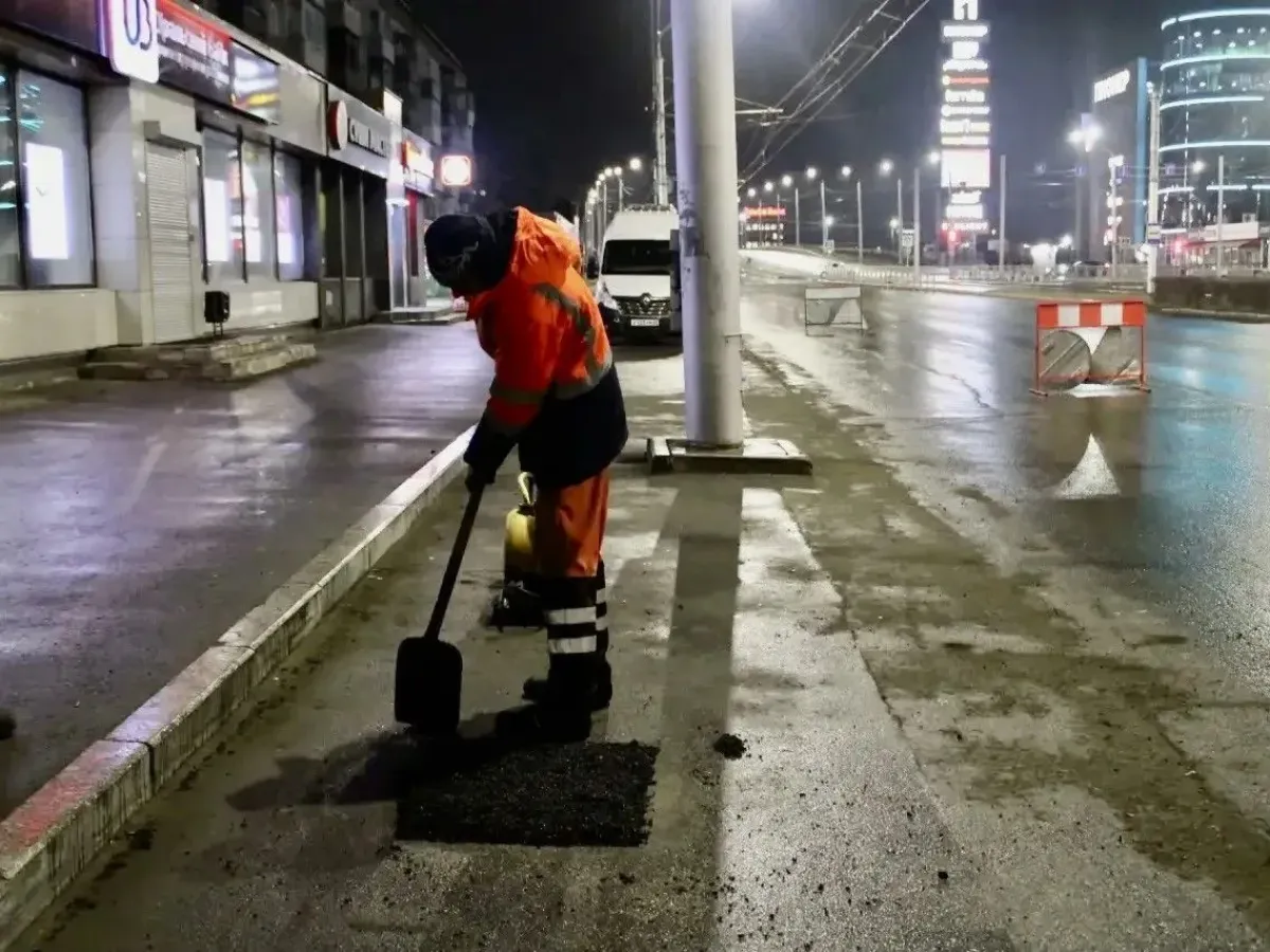В Барнауле локально ремонтируют дороги холодным асфальтом