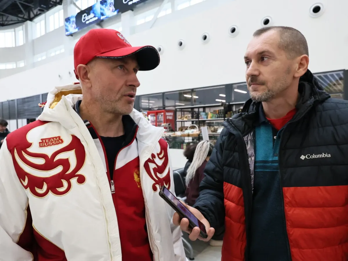 В Барнауле встретили чемпионов мира по кикбоксингу Михаила Якушева и Ксению Левину