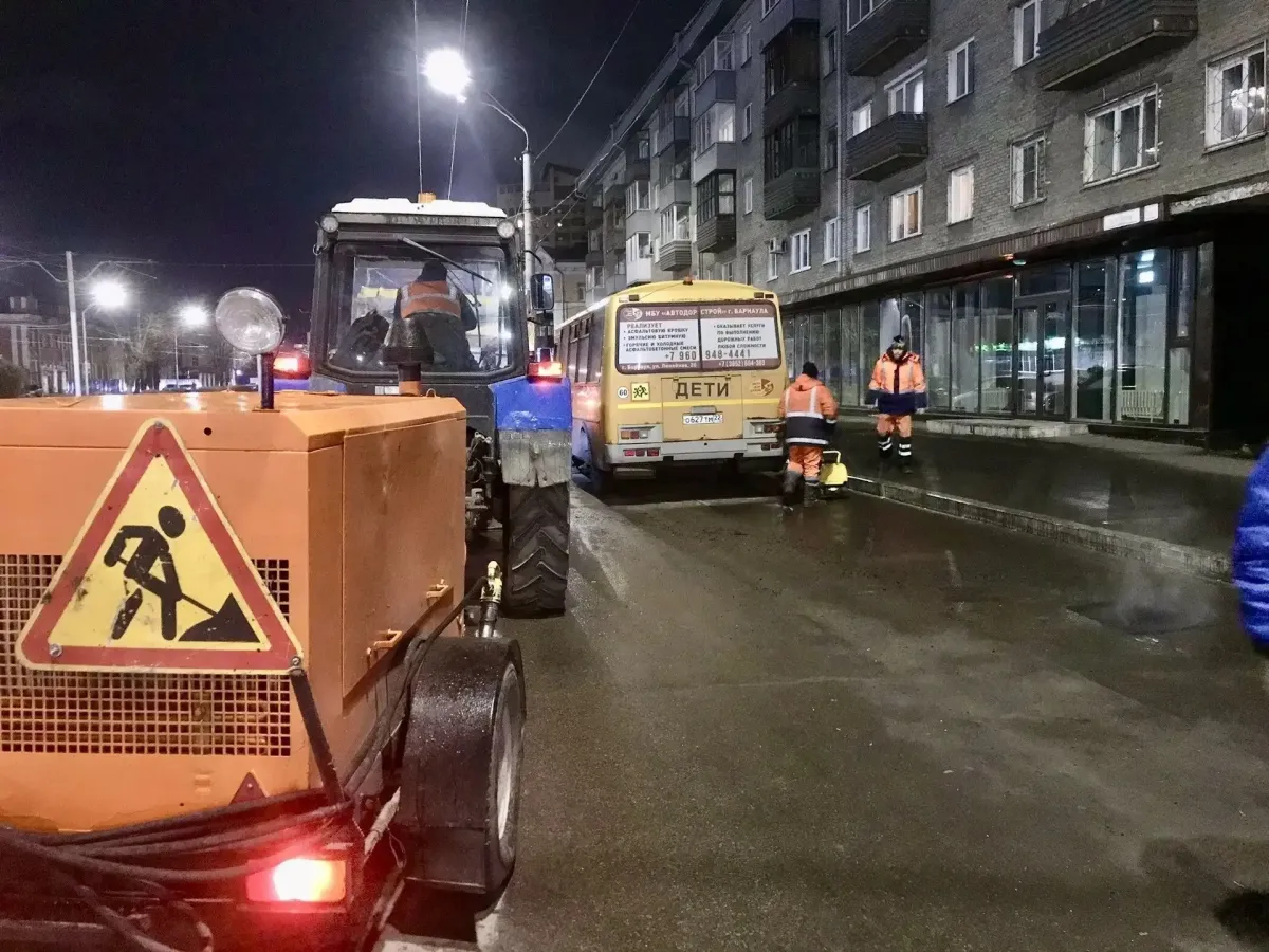 В Барнауле локально ремонтируют дороги холодным асфальтом