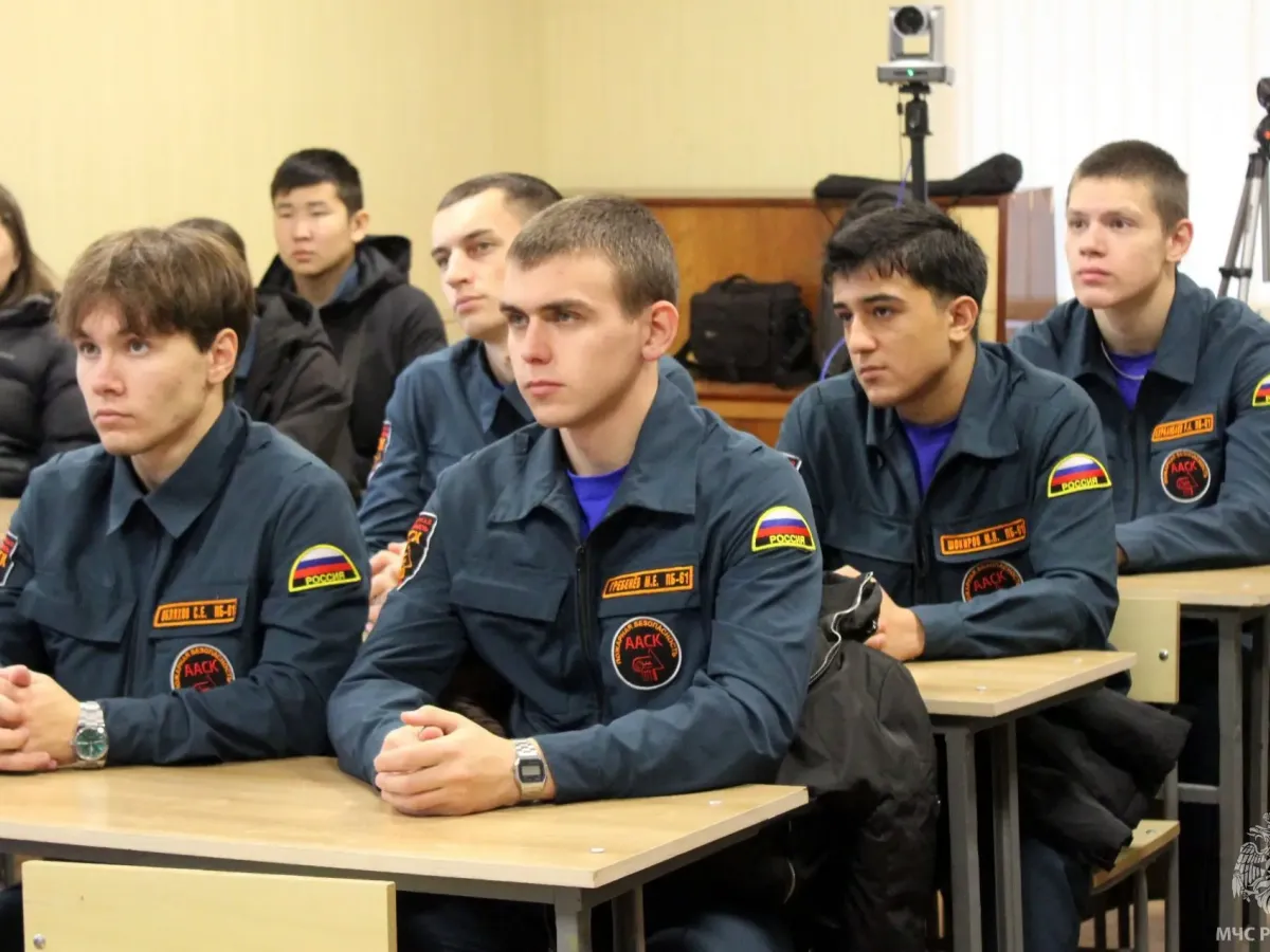 110 выпускников школ и колледжей побывали на дне открытых дверей в пожарно-спасательной части