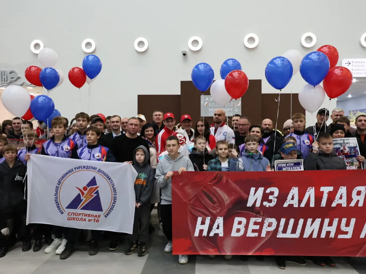 В Барнауле встретили чемпионов мира по кикбоксингу Михаила Якушева и Ксению Левину