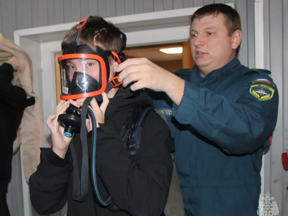 110 выпускников школ и колледжей побывали на дне открытых дверей в пожарно-спасательной части
