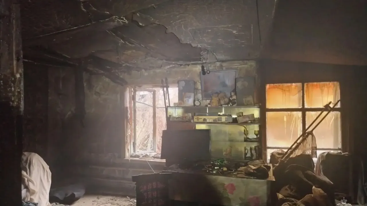 В частном доме произошел пожар из-за утечки газа, мужчина госпитализирован — Барнаул Сейчас