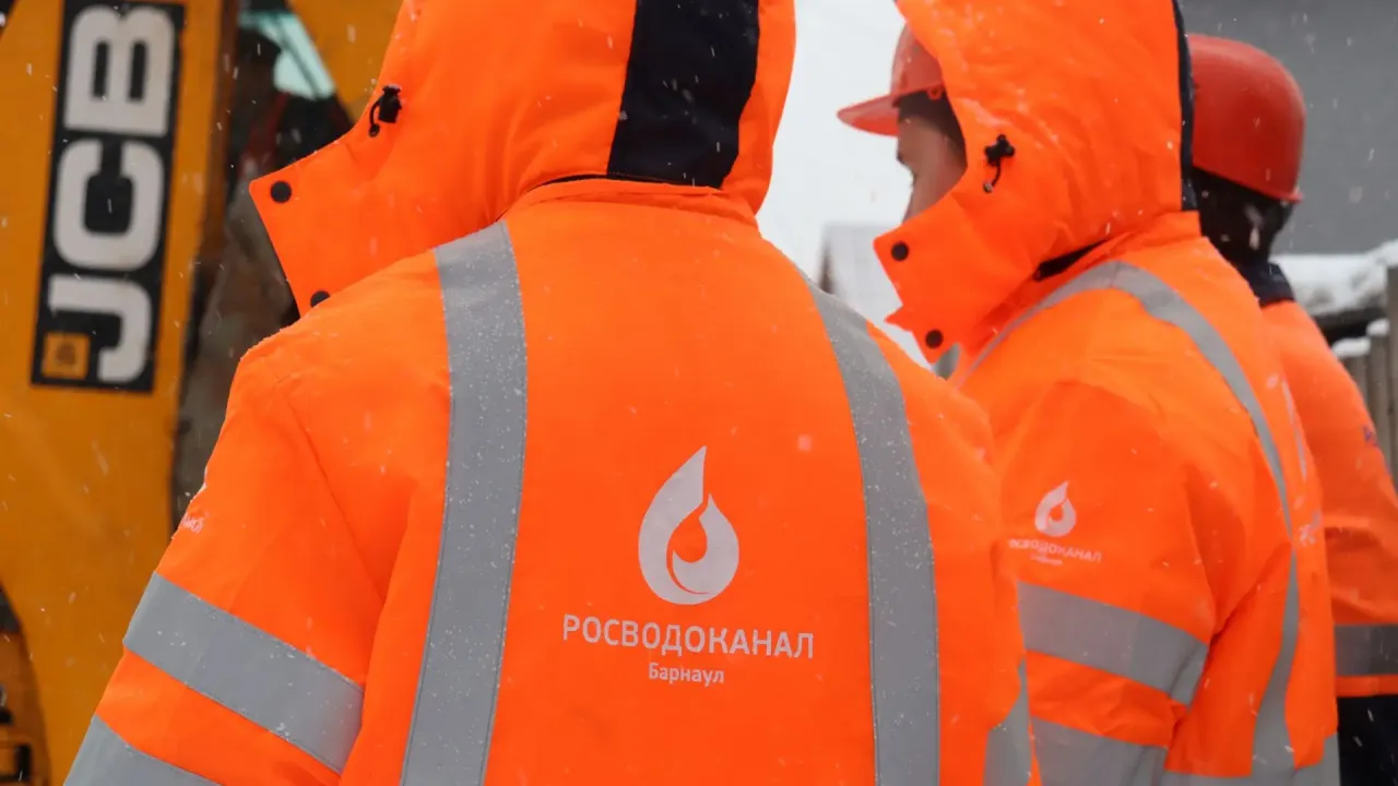 На Павловском тракте устраняют повреждение водопровода — Барнаул Сейчас