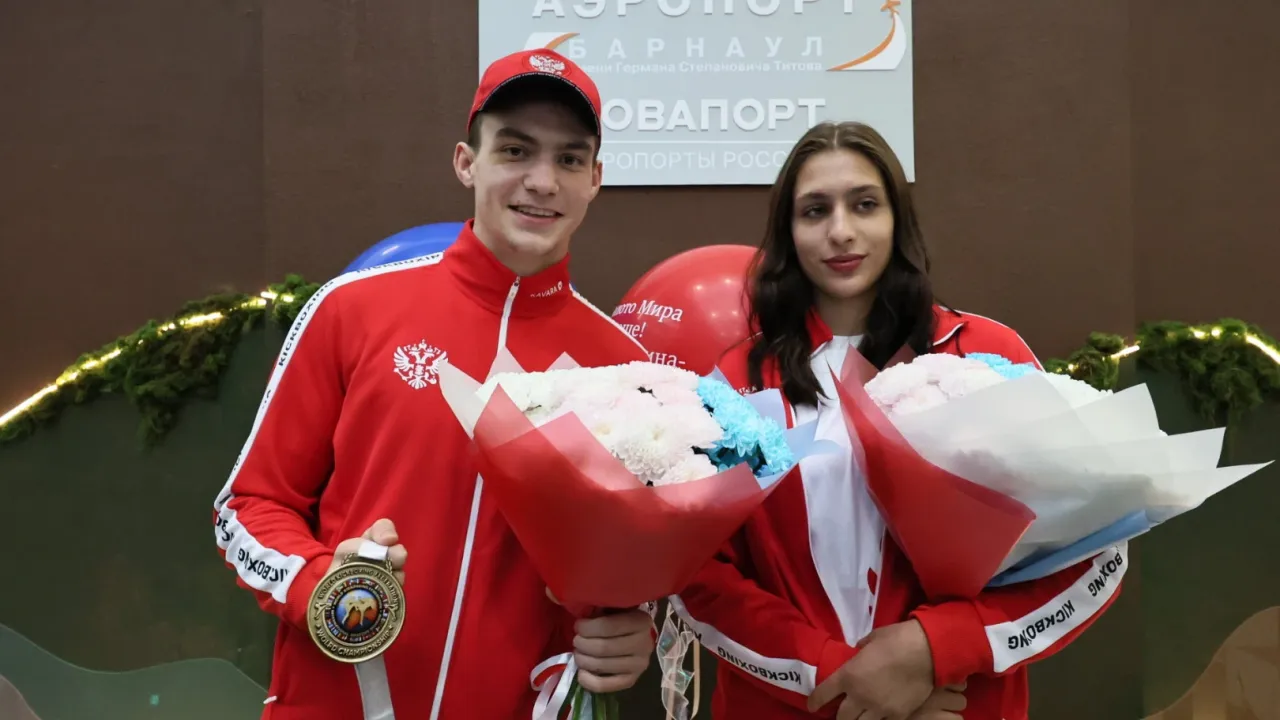 В Барнауле встретили чемпионов мира по кикбоксингу Михаила Якушева и Ксению Левину — Барнаул Сейчас