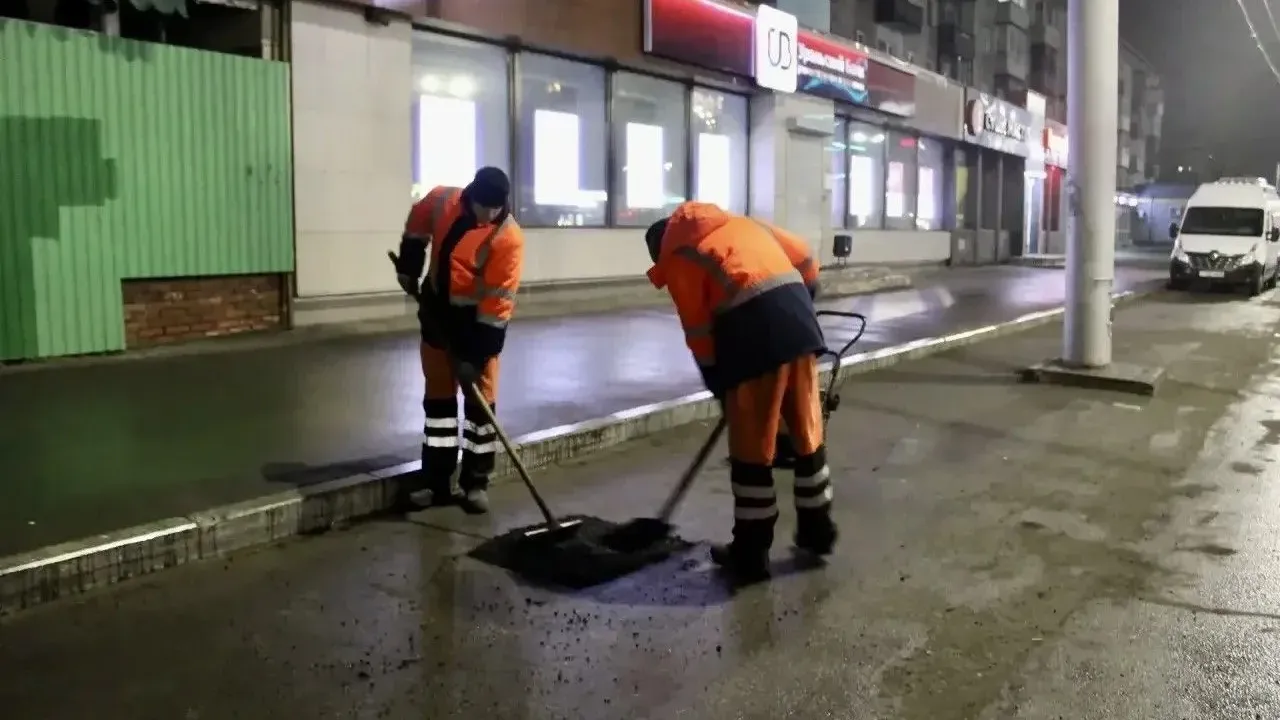 В Барнауле локально ремонтируют дороги холодным асфальтом — Барнаул Сейчас