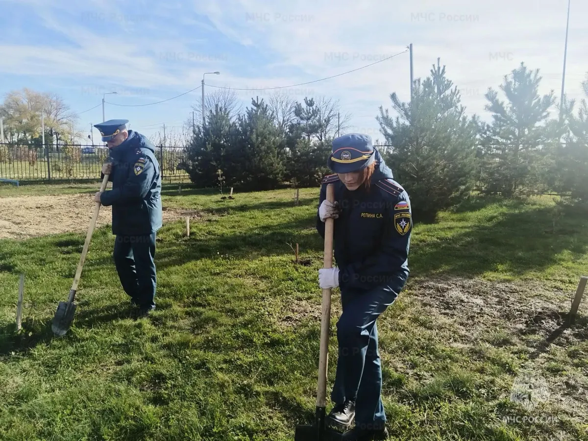 В Прохоровке сотрудники МЧС заложили парк к 100-летию пожарного надзора
