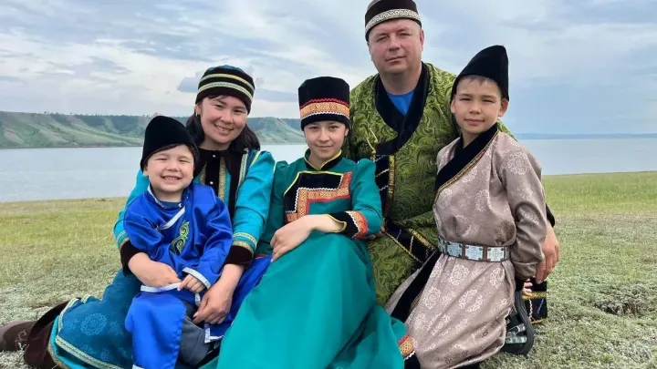 Многодетная семья из Иркутской области запустила бренд национальной одежды — Иркутск Сейчас