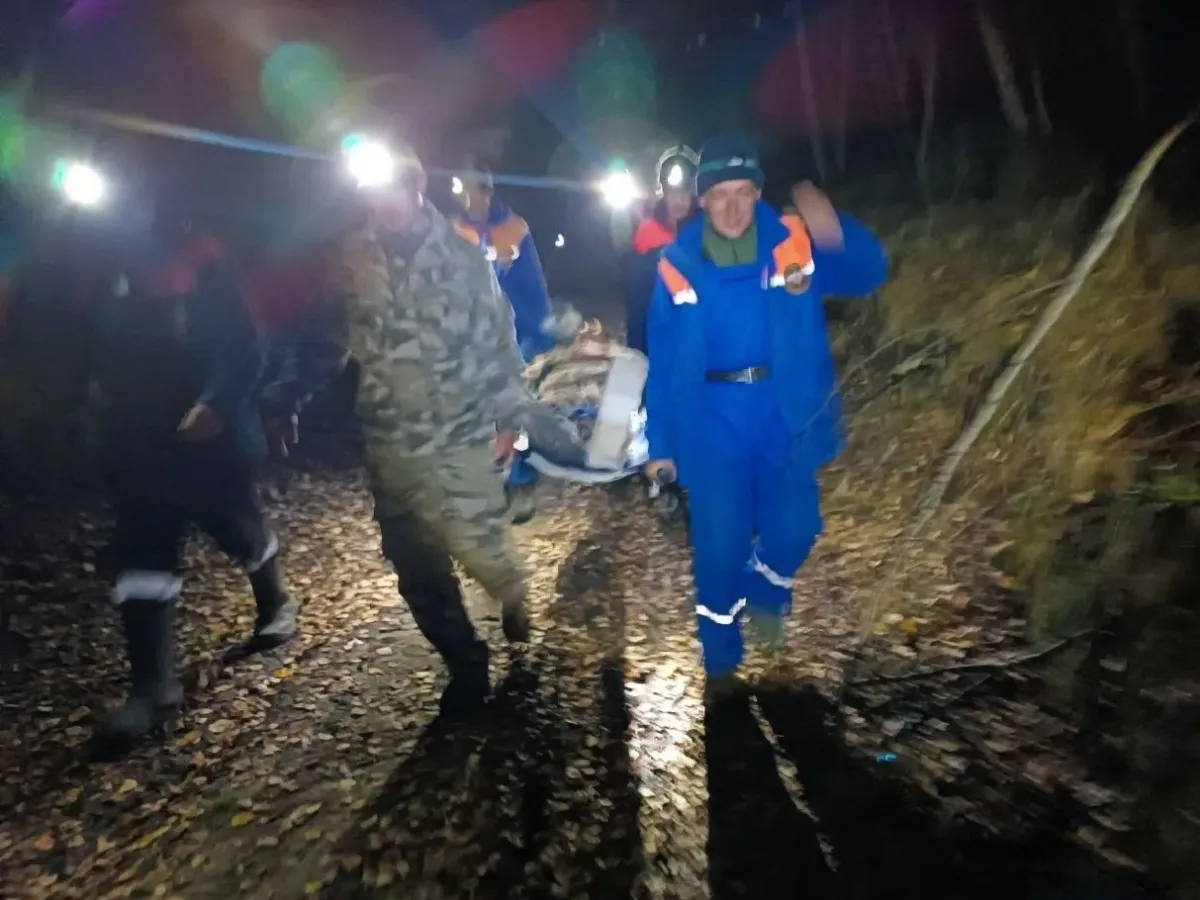 В Слюдянском районе спасатели эвакуировали травмированного сборщика дикоросов
