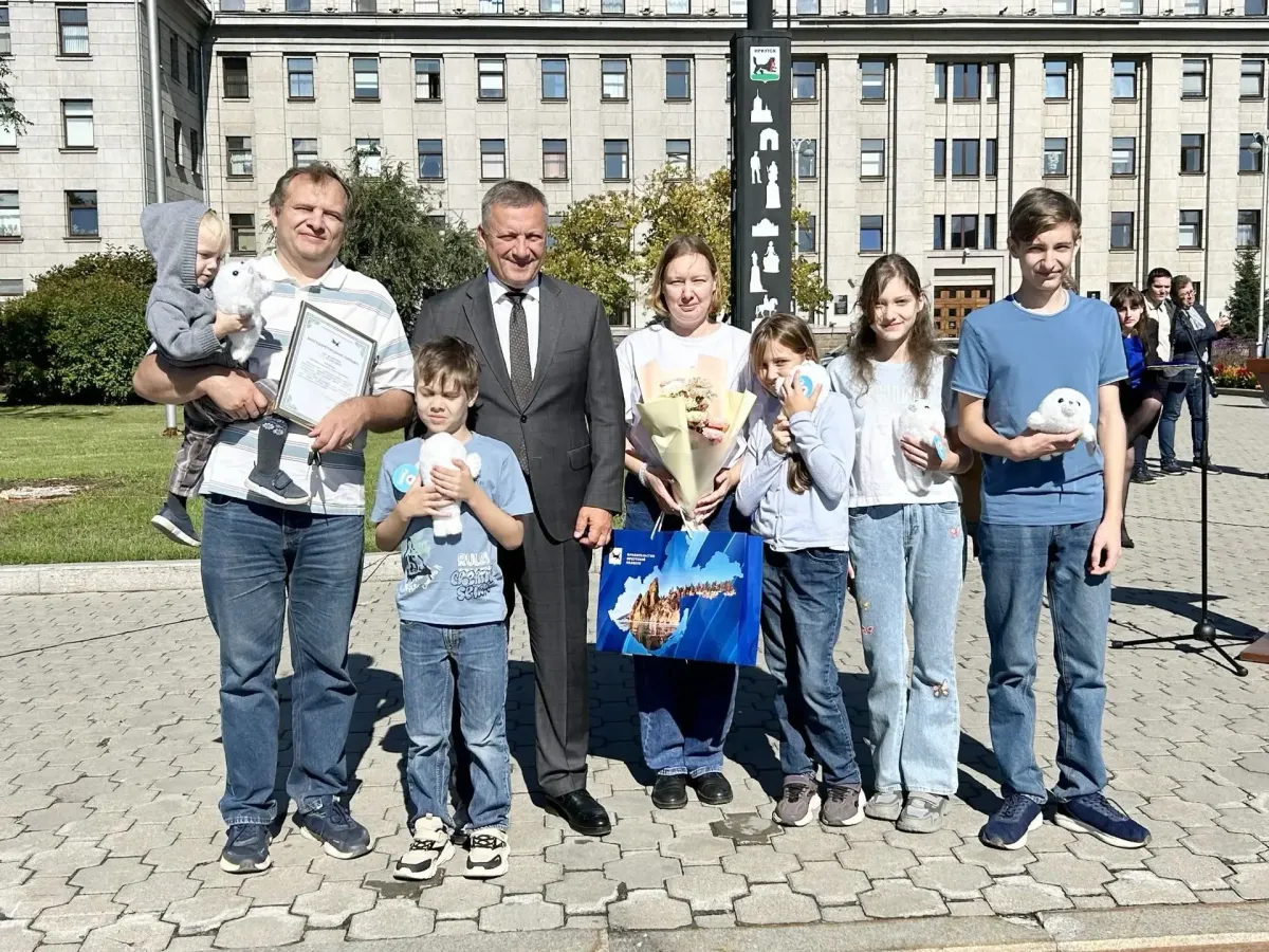 В Иркутской области многодетным семьям вручили ключи от новых микроавтобусов