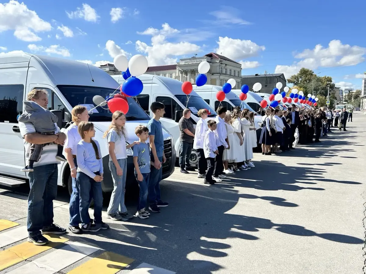 В Иркутской области многодетным семьям вручили ключи от новых микроавтобусов