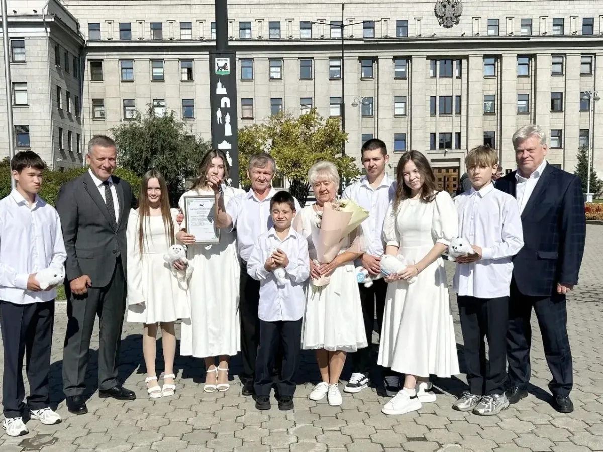 В Иркутской области многодетным семьям вручили ключи от новых микроавтобусов