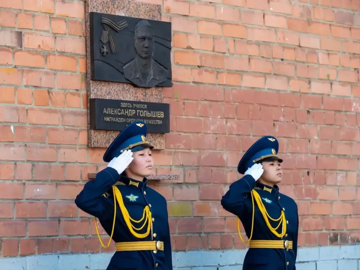 В Иркутске в школе № 35 открыли мемориальную доску Григорию Тарасову