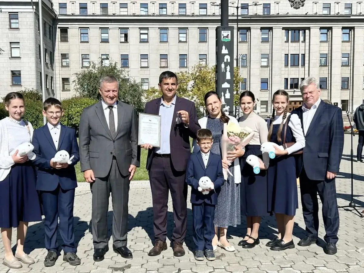 В Иркутской области многодетным семьям вручили ключи от новых микроавтобусов