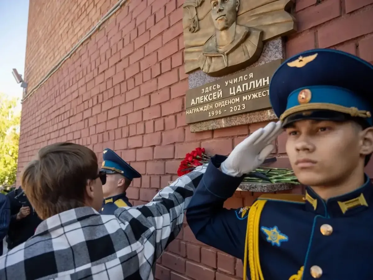 В Иркутске в школе № 35 открыли мемориальную доску Григорию Тарасову