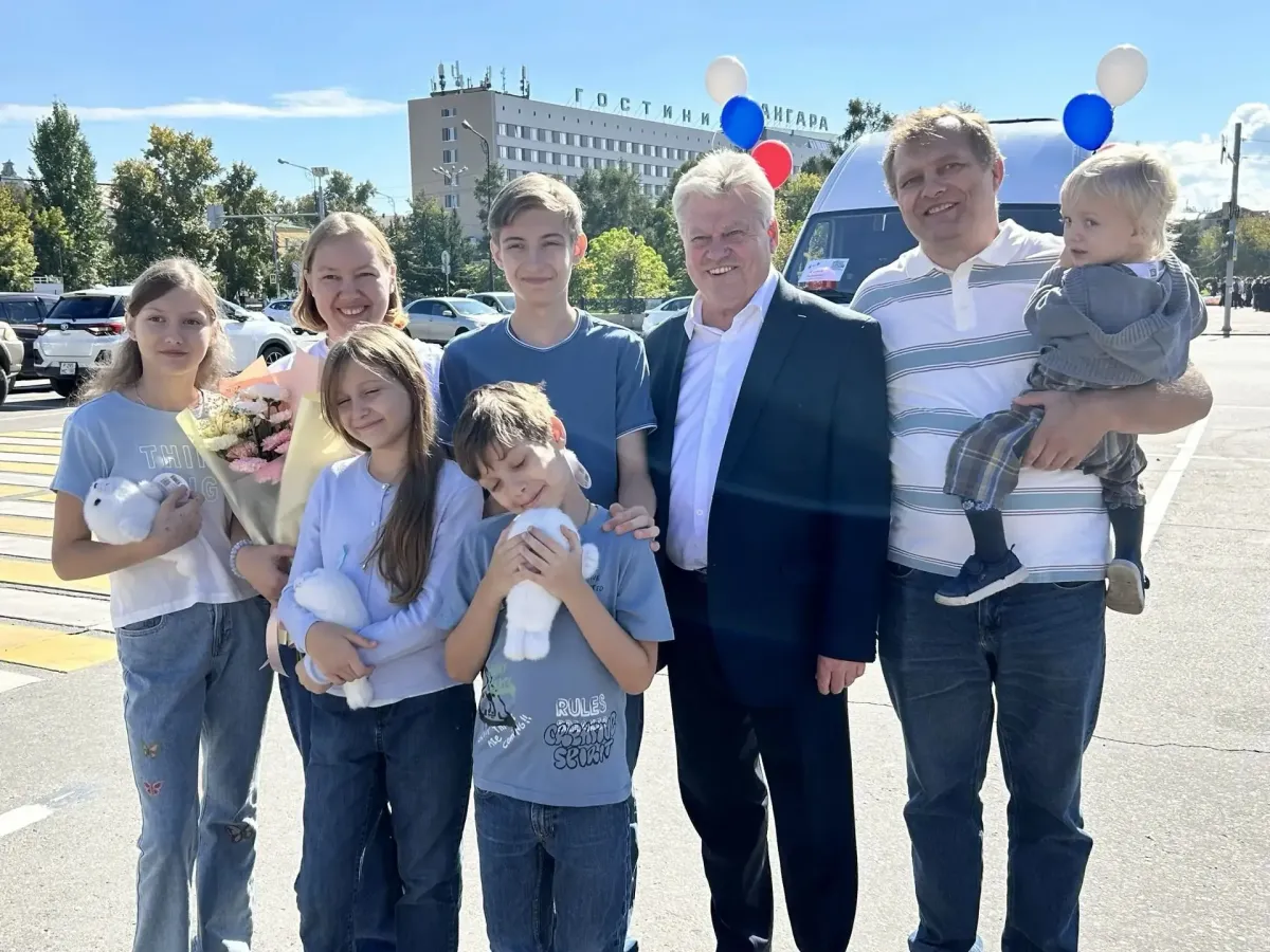 В Иркутской области многодетным семьям вручили ключи от новых микроавтобусов