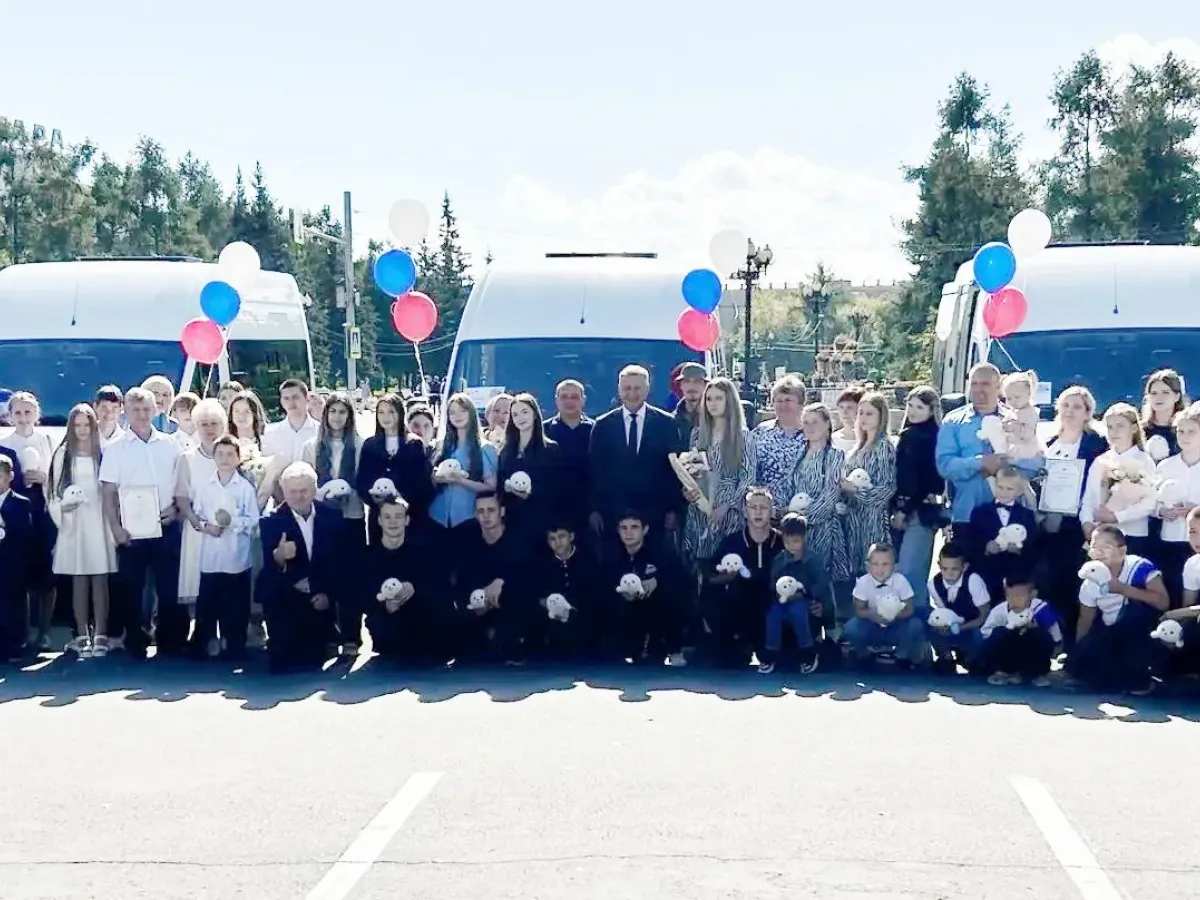 В Иркутской области многодетным семьям вручили ключи от новых микроавтобусов