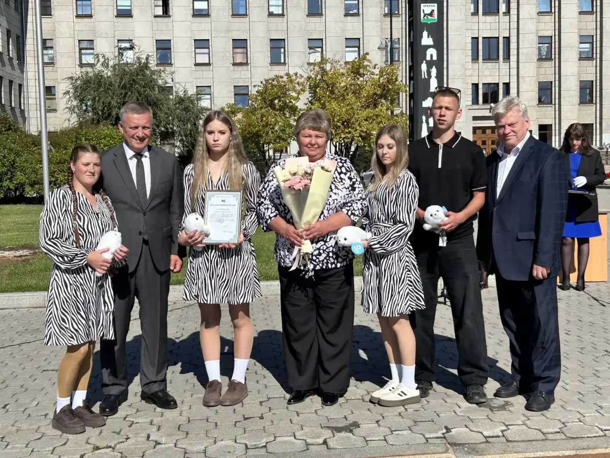 В Иркутской области многодетным семьям вручили ключи от новых микроавтобусов