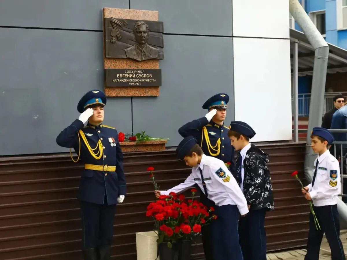 В Иркутске в школе № 35 открыли мемориальную доску Григорию Тарасову