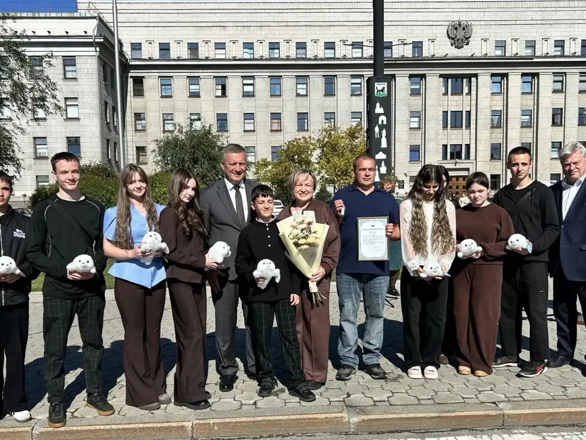 В Иркутской области многодетным семьям вручили ключи от новых микроавтобусов