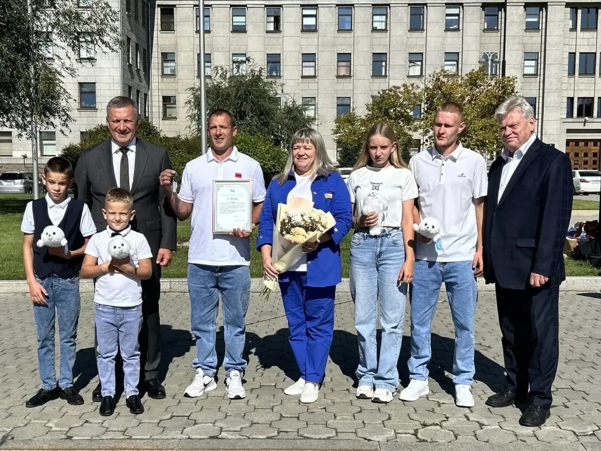 В Иркутской области многодетным семьям вручили ключи от новых микроавтобусов