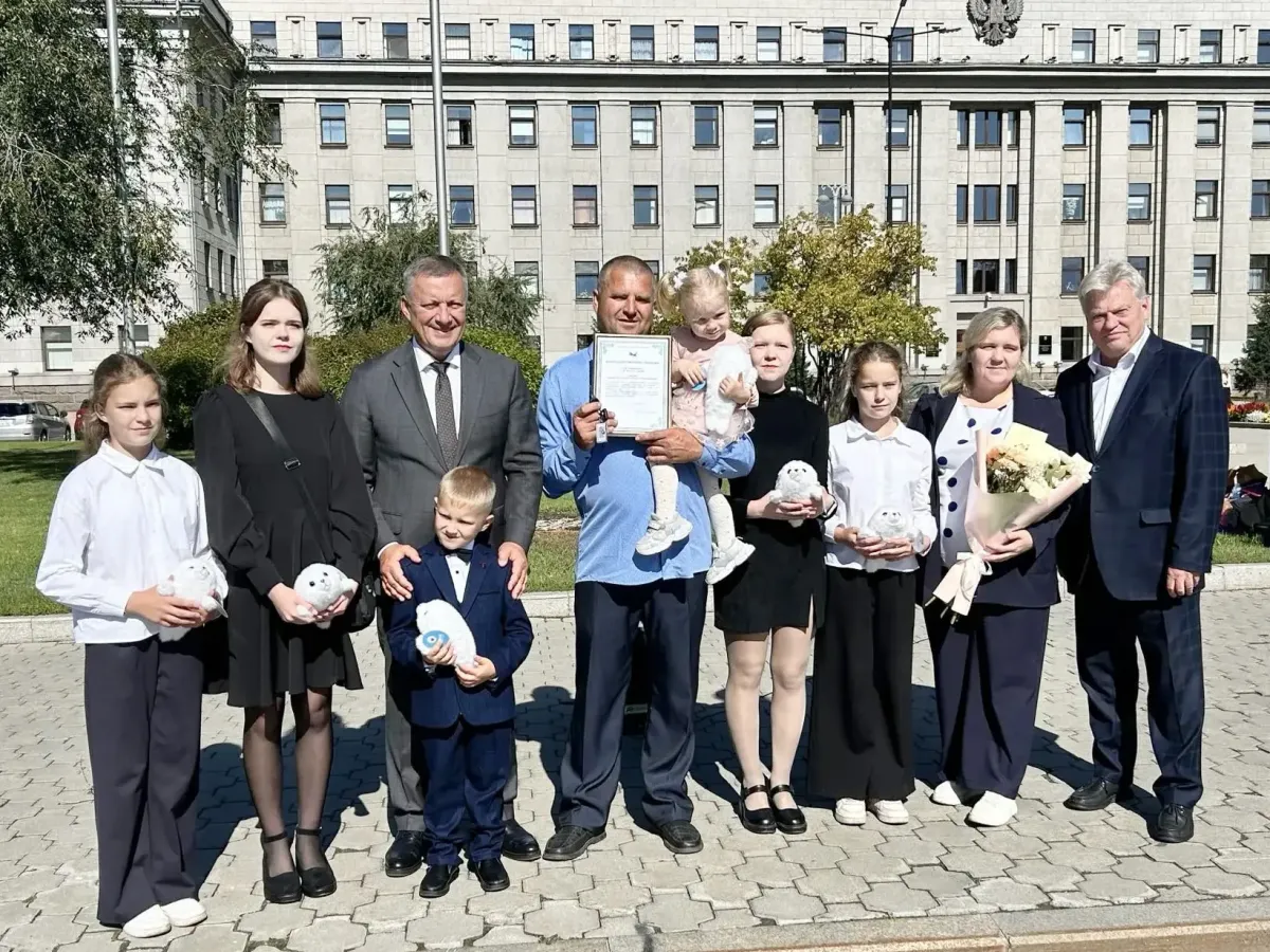 В Иркутской области многодетным семьям вручили ключи от новых микроавтобусов
