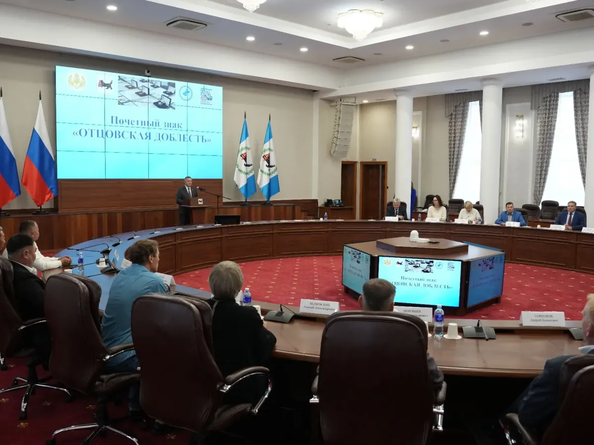 Игорь Кобзев вручил знак «Отцовская доблесть» 15 многодетным отцам