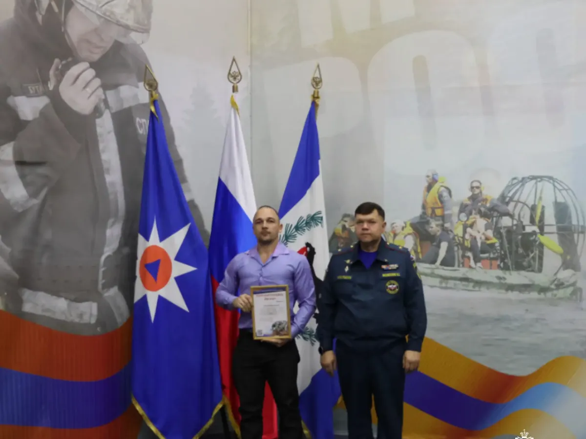 В Главном управлении МЧС вручили благодарственные письма двум жителям за спасение людей на Байкале