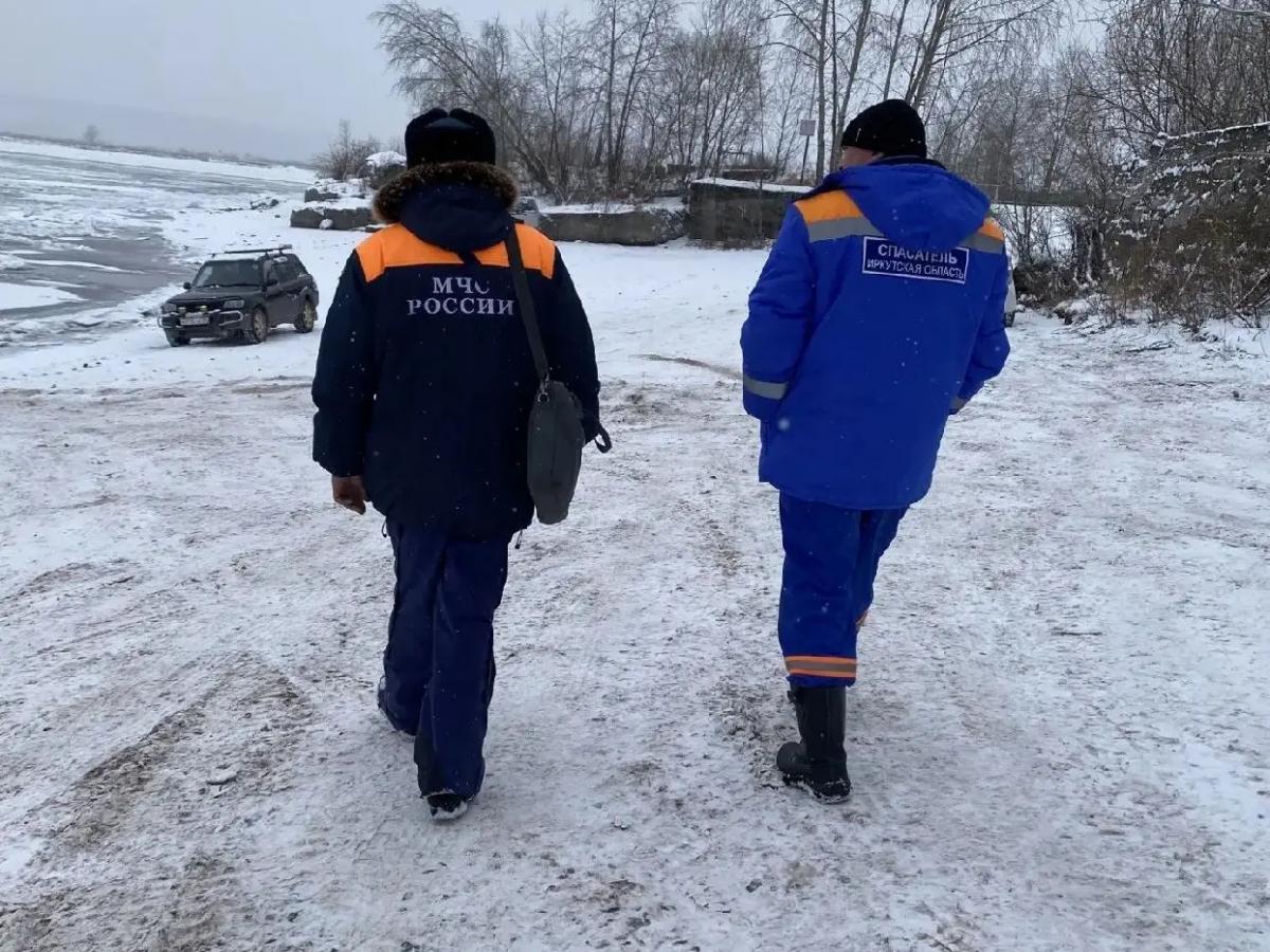 Спасатели провели рейд по берегам Лены и Киренги и напомнили о безопасности на льду