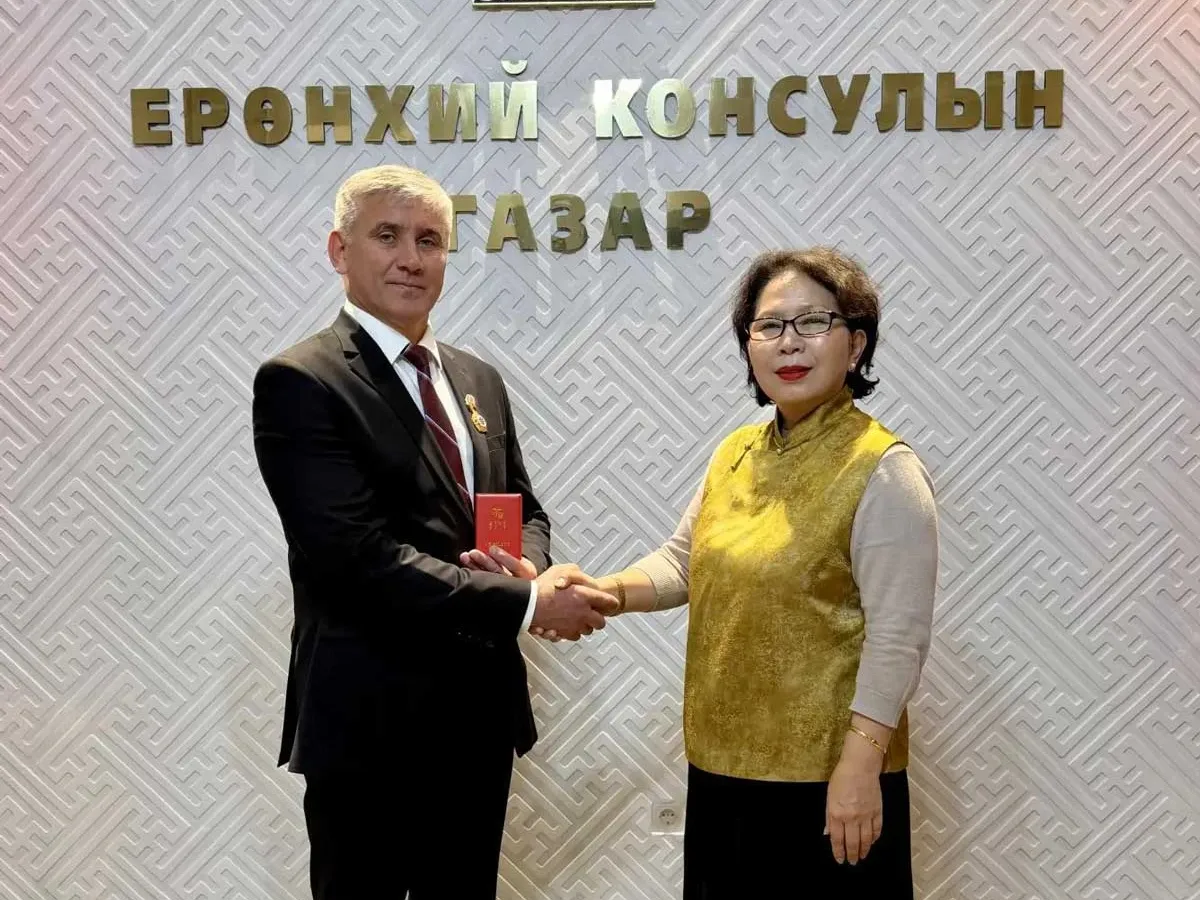 Ректор БГУ получил награды за вклад в подготовку кадров для полиции Монголии
