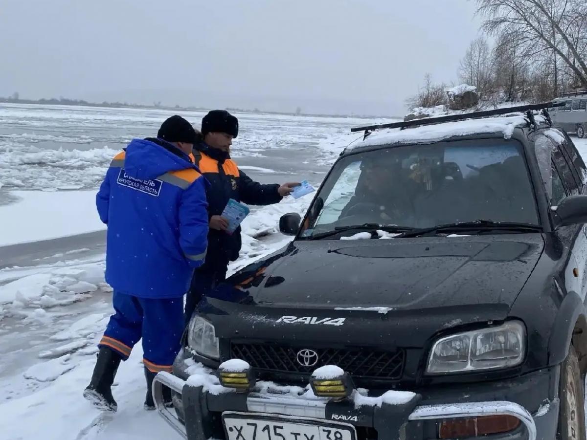 Спасатели провели рейд по берегам Лены и Киренги и напомнили о безопасности на льду