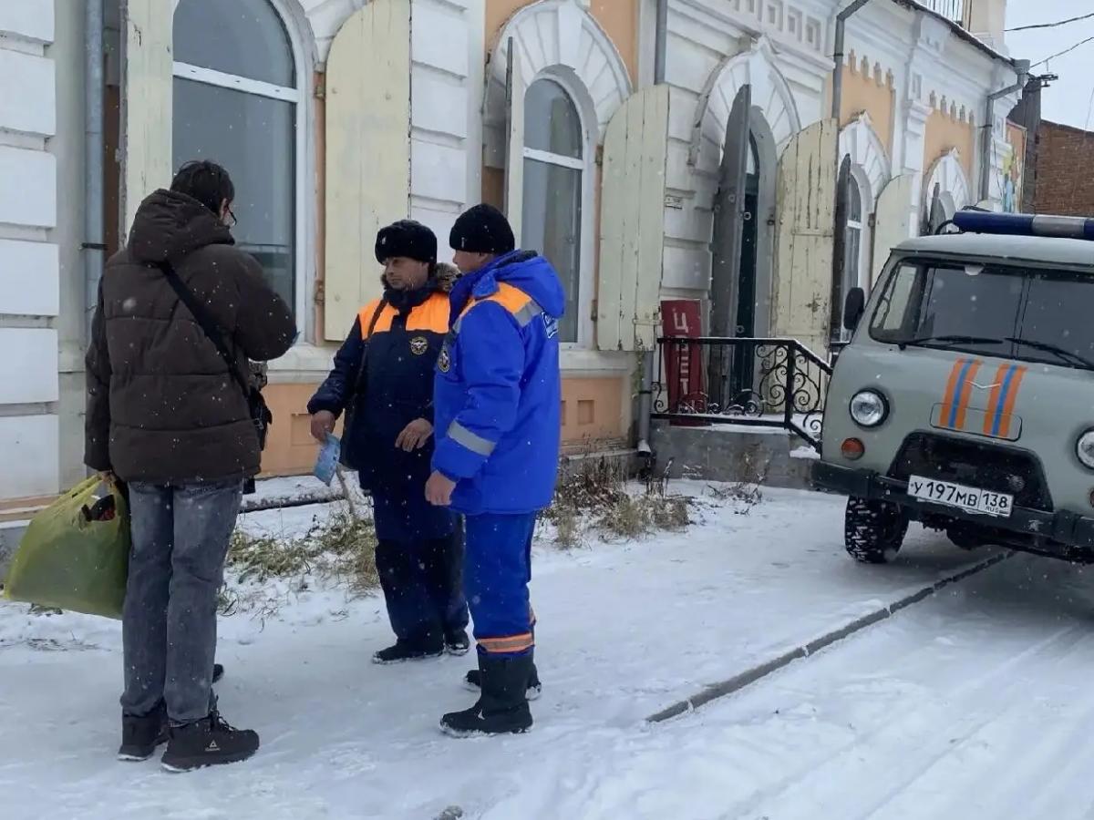 Спасатели провели рейд по берегам Лены и Киренги и напомнили о безопасности на льду