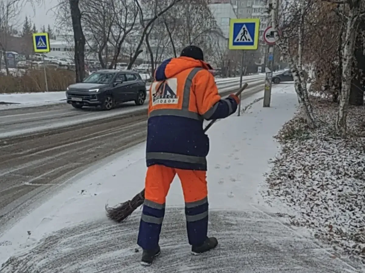 В Иркутске усилили обработку дорог от гололёда и уборку снега