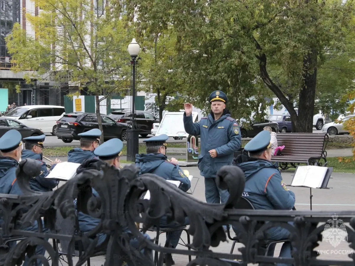 Духовой оркестр МЧС провел профилактическую акцию в Иркутске