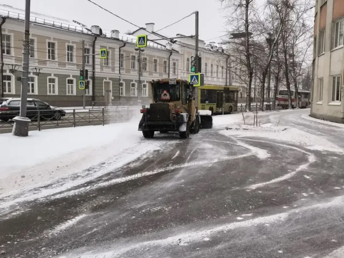 В Иркутске усилили обработку дорог от гололёда и уборку снега