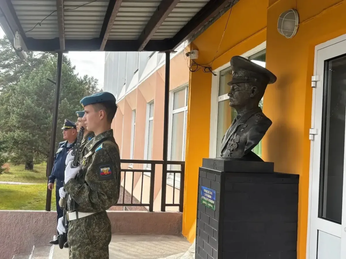 В Усольском кадетском корпусе открыли бюст Валерия Востротина и почтили память погибших