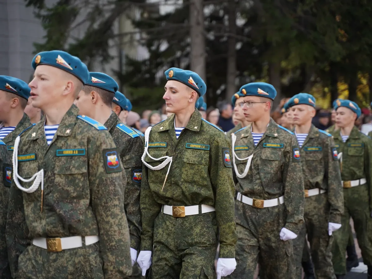 92 ребята принесли клятву кадета у Вечного огня в Иркутске
