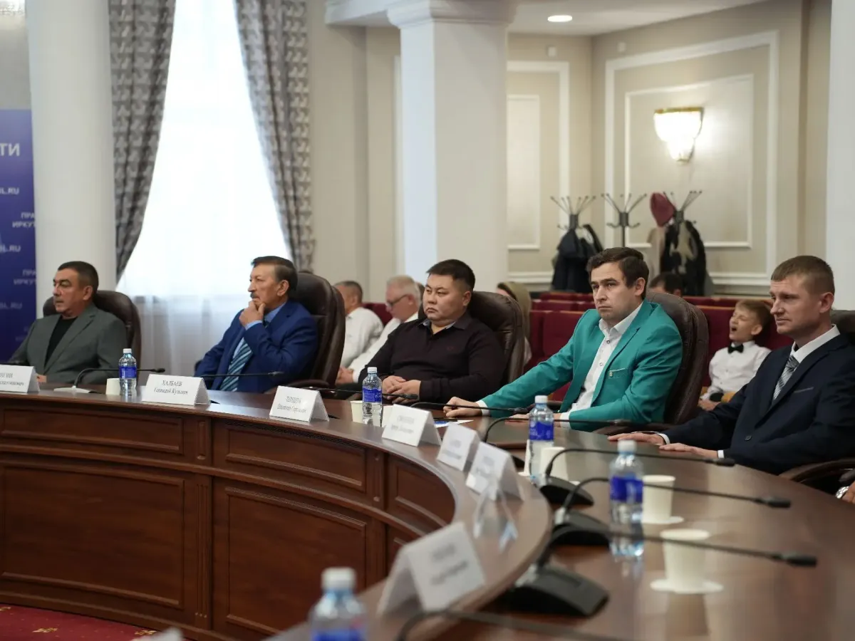 Игорь Кобзев вручил знак «Отцовская доблесть» 15 многодетным отцам