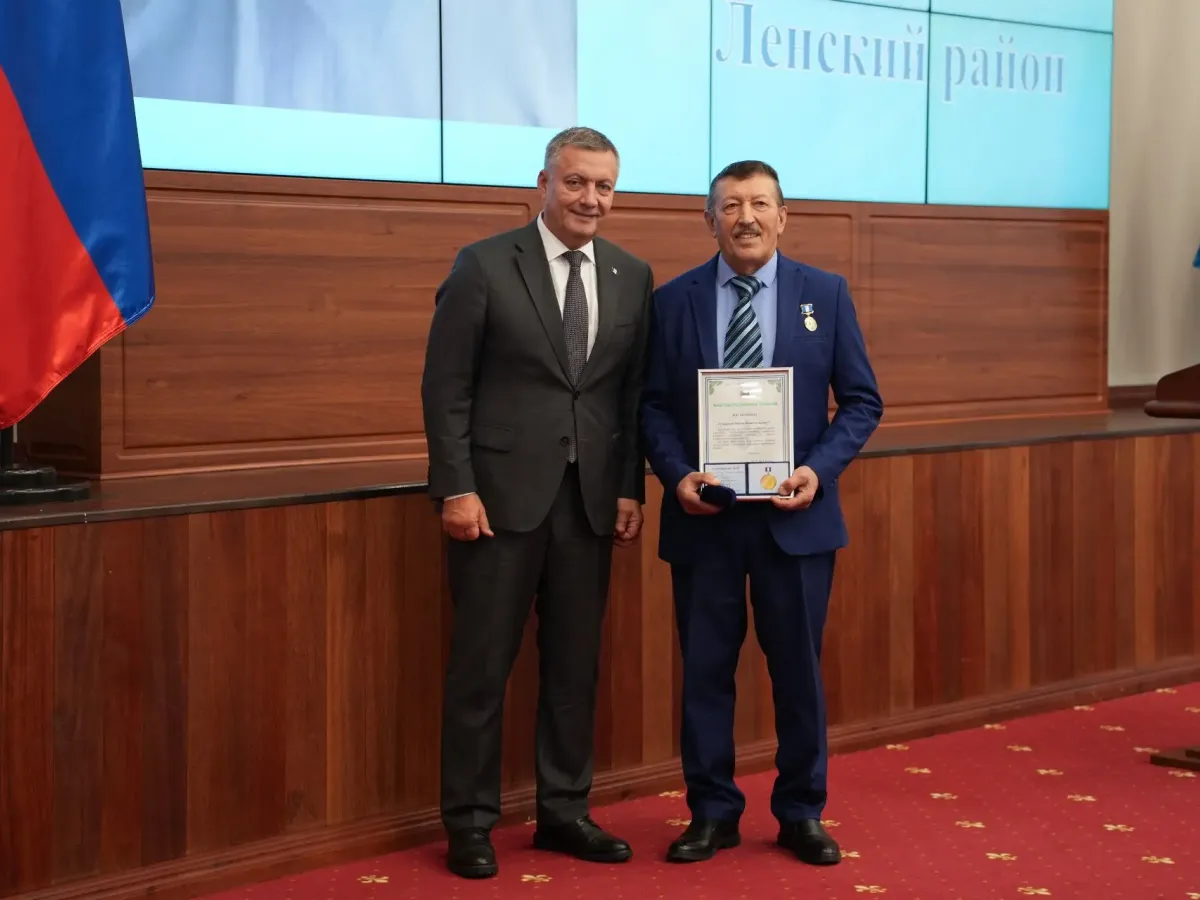 Игорь Кобзев вручил знак «Отцовская доблесть» 15 многодетным отцам