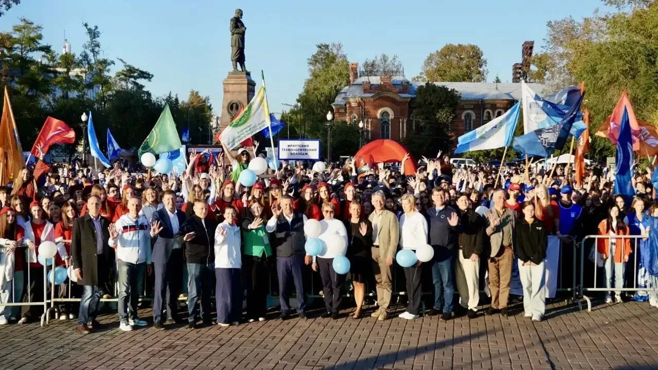 Студенты БГУ прошли колонной на Параде российского студенчества в Иркутске — Иркутск Сейчас