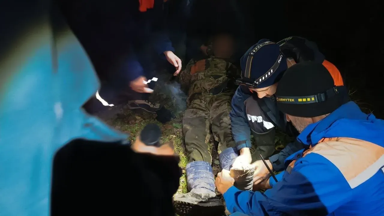 В Слюдянском районе спасатели эвакуировали травмированного сборщика дикоросов — Иркутск Сейчас